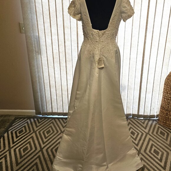 Amour Collection White Embordered Wedding Dress 14 - Picture 4 of 9
